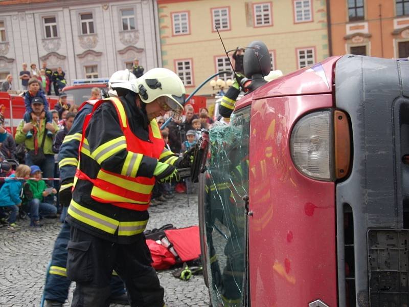 Oslavy 150. výročí založení požární ochrany přilákaly stovky diváků, kteří obdivovali ukázky hašení i techniku.