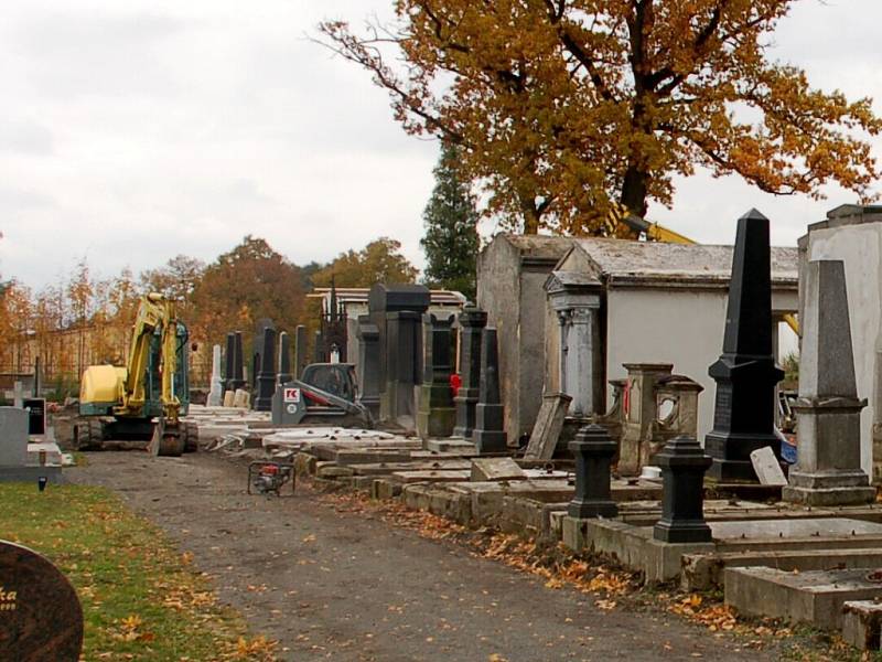 Na chebském hřbitově je v plném proudu oprava starých německých hrobek