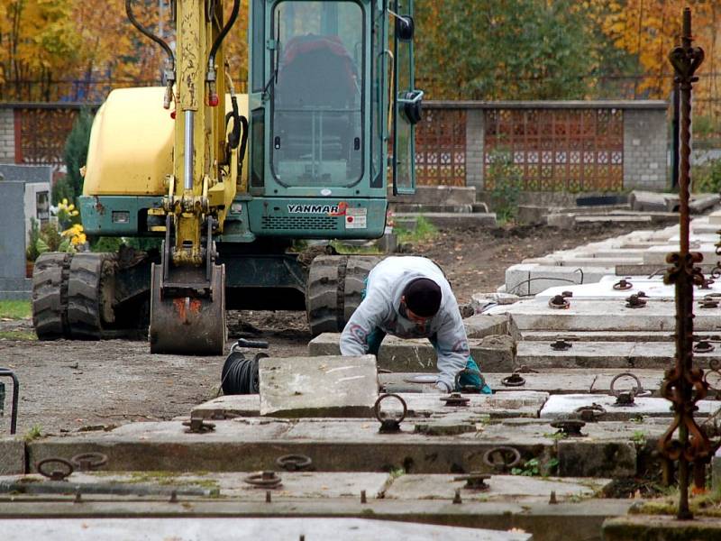 Na chebském hřbitově je v plném proudu oprava starých německých hrobek