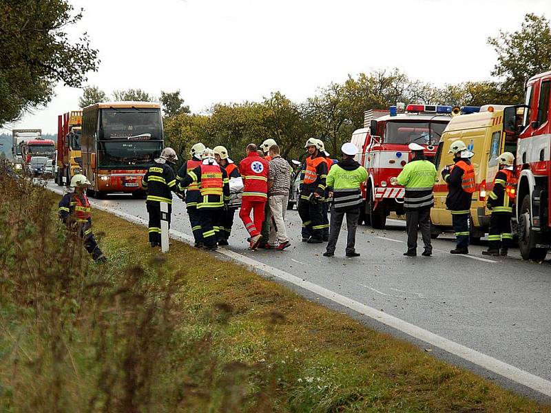 Dvacetiletý řidič jel svým citroenem od Mariánských Lázní směrem na Cheb. U obce Okrouhlá předjížděl nákladní vozidla, pak podle policie vyjel vlevo mimo vozovku, narazil do betonového můstku a převrátil se na střechu.