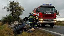 Dvacetiletý řidič jel svým citroenem od Mariánských Lázní směrem na Cheb. U obce Okrouhlá předjížděl nákladní vozidla, pak podle policie vyjel vlevo mimo vozovku, narazil do betonového můstku a převrátil se na střechu.