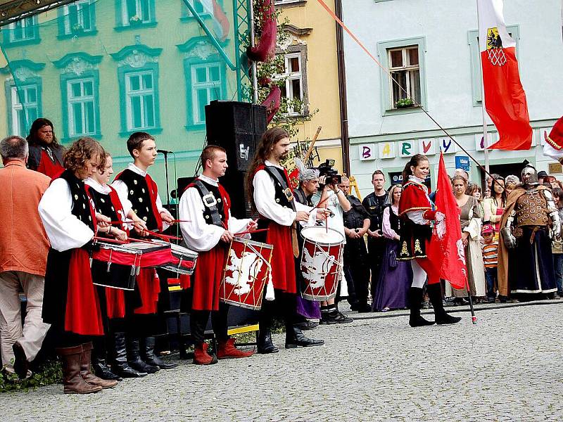 Několik tisíc diváků se přišlo v sobotu podívat na pokračování oslav výročí 950. let od první písemné zmínky o Chebu na chebské náměstí Krále Jiřího z Poděbrad. 