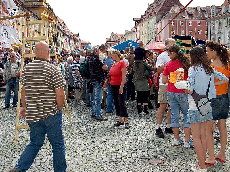 Několik tisíc diváků se přišlo v sobotu podívat na pokračování oslav výročí 950. let od první písemné zmínky o Chebu na chebské náměstí Krále Jiřího z Poděbrad. 