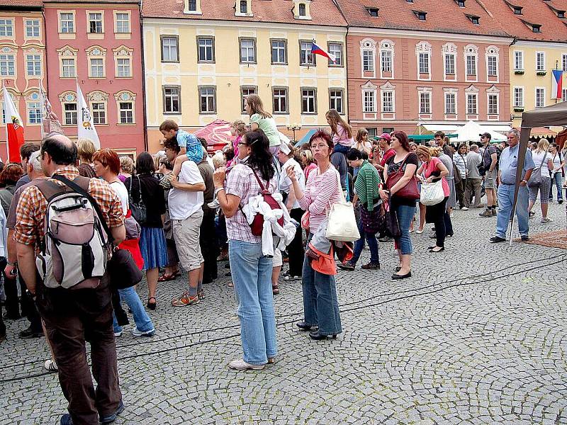 Několik tisíc diváků se přišlo v sobotu podívat na pokračování oslav výročí 950. let od první písemné zmínky o Chebu na chebské náměstí Krále Jiřího z Poděbrad. 