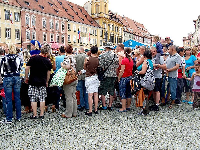 Několik tisíc diváků se přišlo v sobotu podívat na pokračování oslav výročí 950. let od první písemné zmínky o Chebu na chebské náměstí Krále Jiřího z Poděbrad. 