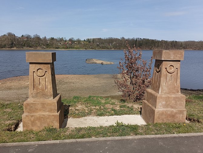 Historické kamenné sloupy stojí u cyklostezky, ležely na dně přehrady