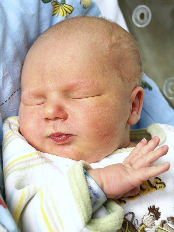 MICHAL PAPOUŠEK bude mít v rodném listě datum narození čtvrtek 19. ledna ve 12.45 hodin. Na svět přišel s váhou 3440 gramů a mírou 54 centimetrů. Doma v Chebu se z malého Michálka těší maminka Eva a tatínek Michal.