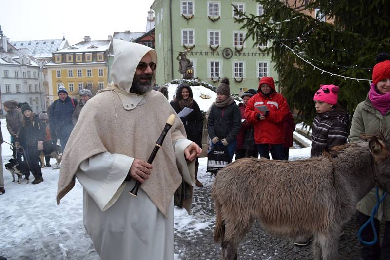 Tři králové už v Chebu vyrazili do ulic. Hlavní koledovací den bude sobota 10. ledna.