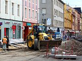 CHEBSKÁ PĚŠÍ ZÓNA! Druhá etapa rekonstrukce pěší zóny, na které se právě pracuje,  řeší úsek od Májové ulice po náměstí Krále Jiřího z Poděbrad. 
