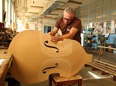 LIDÉ si o víkendu mohli prohlédnout zázemí výrobny hudebních nástrojů Strunal Schönbach v Lubech. V prostorách městského úřadu se pak pokochali novou expozicí historických hudebních nástrojů.