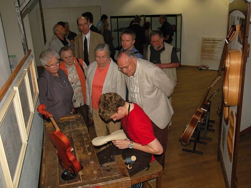 Jedinečná výstava houslí začala ve spolupráci Integrované střední školy Cheb Houslařské školy a Egerland-Museum v německém městě Marktredwitz. 