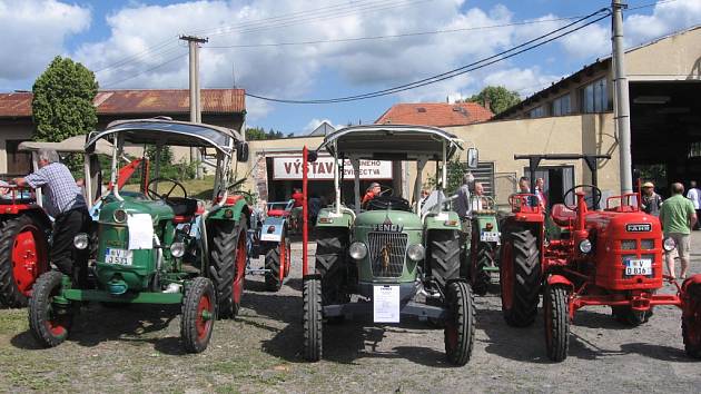 KAŽDÝ traktor byl svým způsobem jedinečný. Stroje se těšily velkému zájmu. 