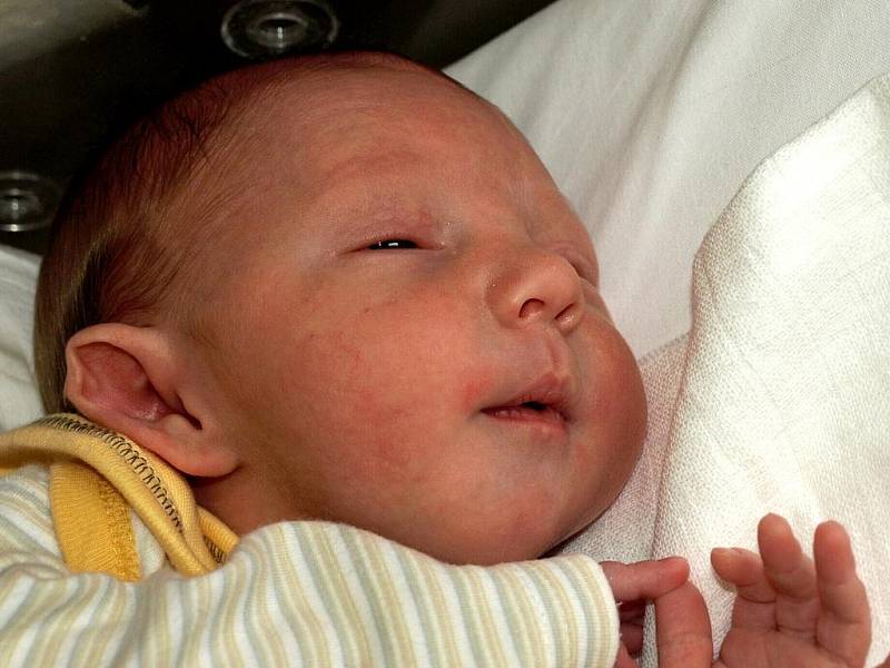  ADAM BERÁNEK se narodil ve středu 28. dubna v 9.20 hodin. Při narození vážil 3400 gramů a měřil 48 centimetrů. Doma v Chebu se raduje z malého Adámka maminka Lenka spolu s tatínkem Davidem.