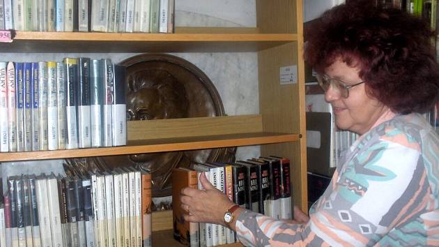 DESKA JE STÁLE SCHOVANÁ. Vedoucí knihovny, Marie Mudrová ukázala, že je pamětní deska Dominika Kreuzingera stále schovaná ve skladu za regály s knihami. 