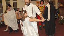Desítky dětí i dospělích si užívaly plesovou pohodu na maškarním bále v Chebu. Ten se uskutečnil na faře Římskokatolické farnosti u kostela svatého Mikuláše v Chebu.