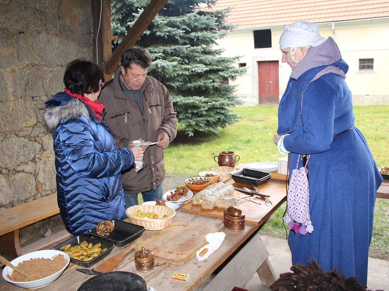 Středověká kuchyně, krčma nebo tanec. Tak vypadal předvánoční středověký jarmark na statku v Nové Vsi u Křižovatky.