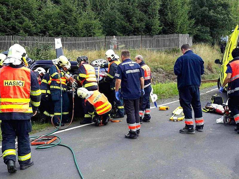 Osobní vlak se včera srazil s automobilem na přejezdu v Hazlově u Aše.