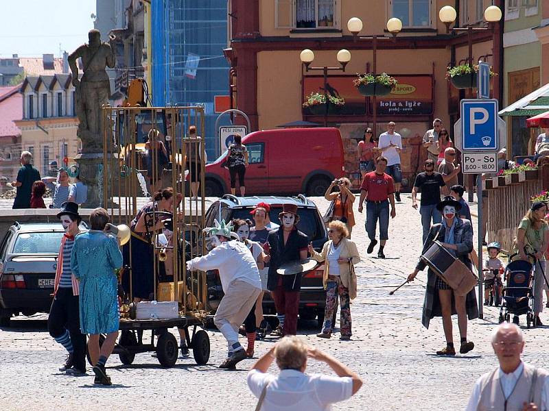 Festival Chebské dvorky, jehož mediálním partnerem je Deník, včera začal. Do soboty příznivci zhlédnou či uslyší tvorbu přibližně 150ti umělců z domova i zahraničí.