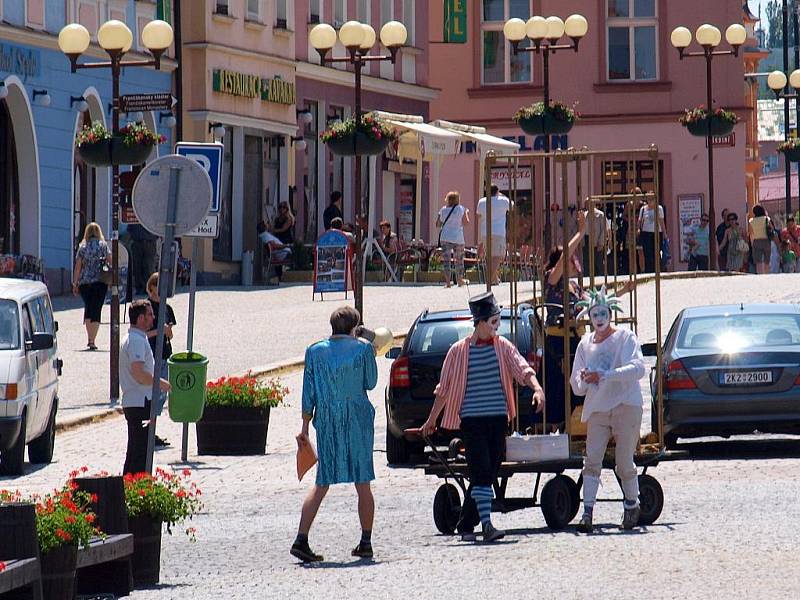 Festival Chebské dvorky, jehož mediálním partnerem je Deník, včera začal. Do soboty příznivci zhlédnou či uslyší tvorbu přibližně 150ti umělců z domova i zahraničí.