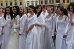 Průvod nevěst, který je součástí svatebního veletrhu v Plzni