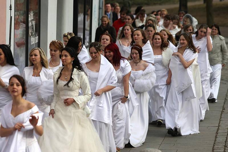 Průvod nevěst, který je součástí svatebního veletrhu v Plzni