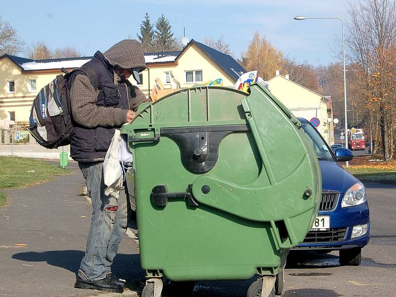 MÍSTNÍ bezdomovec si v pondělí kolem dopoledne vyhlédl popelnici v Havlíčkově ulici v Chebu. Neváhal ani minutu a pustil se do hledání ´pokladů´. 