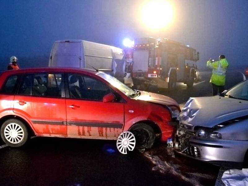 Řetězová nehoda zablokovala silnici u Chebu. 