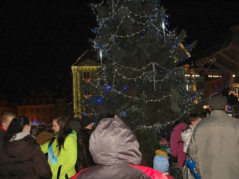 Letošní jedinečné vánoční trhy na chebském náměstí i přes týden lákají mnoho Chebanů i lidí z okolí.