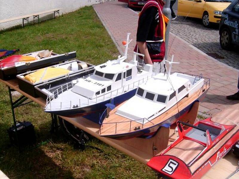 Lodní modeláři připravují v Chebu na řece Ohři u Písečné brány závody RC modelů lodí. Foto: archív lodních modelářů
