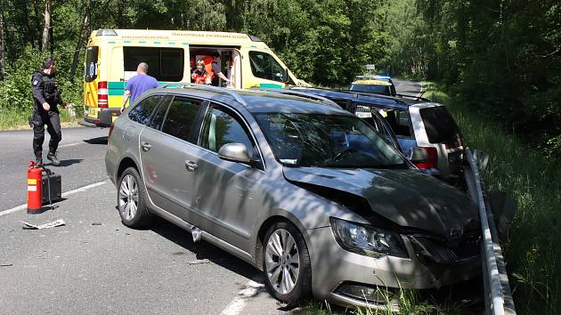 K dopravní nehodě dvou osobních automobilů došlo ve čtvrtek odpoledne v Mariánských Lázních v Úšovicích.