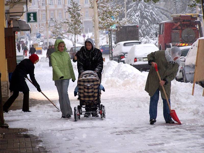 Úklid sněhu na chodníku v Mariánských Lázních
