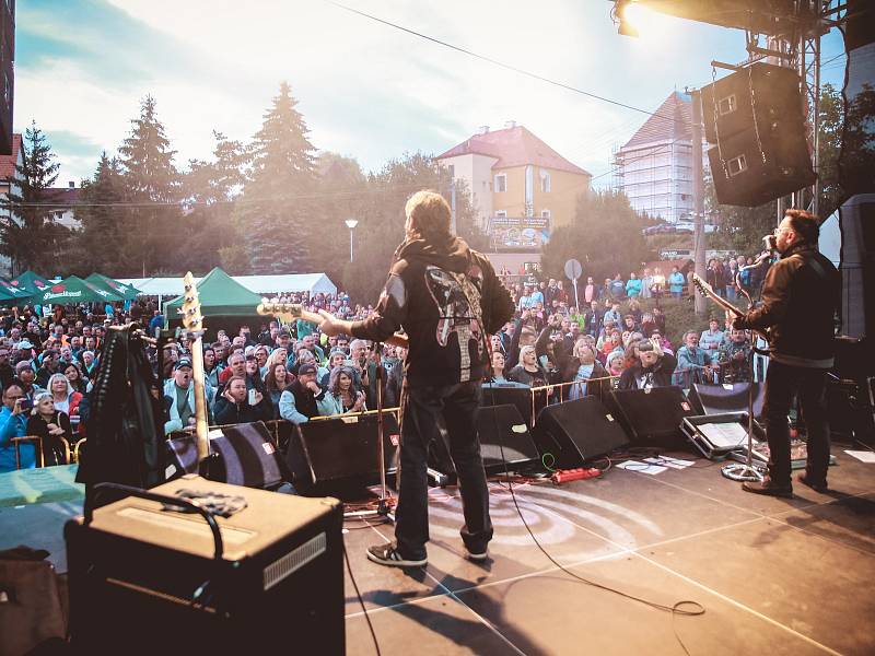 Na Letních slavnostech ve Skalné to rozparádilo Turbo a Yo Yo Band