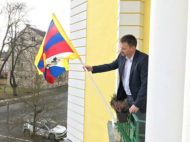 NA CHEBSKÉ radnici visí tibetská vlajka po devíti letech.