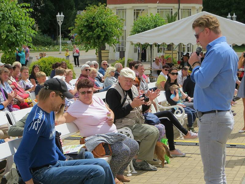 Přes osm stovek vtipů bylo týden vidět na Národní třídě ve Františkových Lázních. Konal se tu totiž pátý ročník Mezinárodního festivalu kresleného humoru.