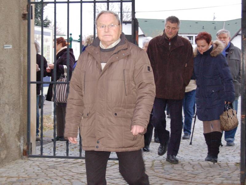 HRAD SEEBERG v Ostrohu u Františkových Lázní už v sobotu zahájil letošní sezónu. Hosté brali historickou památku s úsměvem útokem. Foto:Deník/Vladimír Kučera