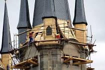 Nové helmice chebského chrámu budou po dokončení  nasvícené
