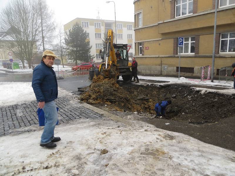 V chebské ulici Lidická se v noci z pátka na sobotu propadla část vozovky. V kráteru uvízlo auto taxislužby. 