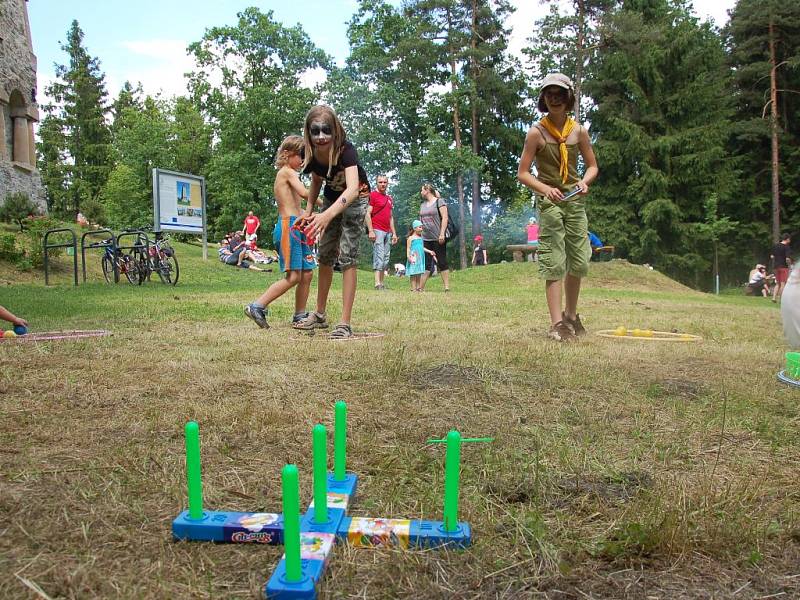 Pečené vuřty provoněly okolí Bismarckovy rozhledny na Zelené hoře v Chebu. Konal se tu již osmý ročník turistického dne.