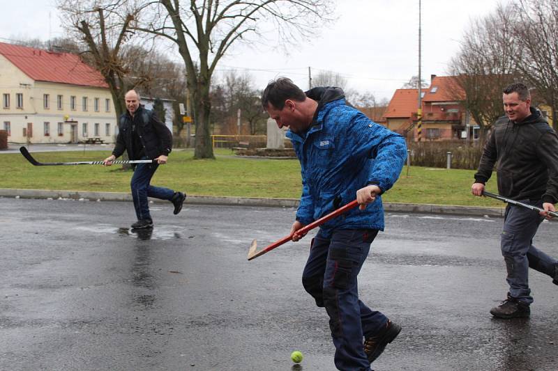 TRADICE. Oslavy příchodu nového roku se v Milíkově neobejdou bez srandamače v hokeji. 