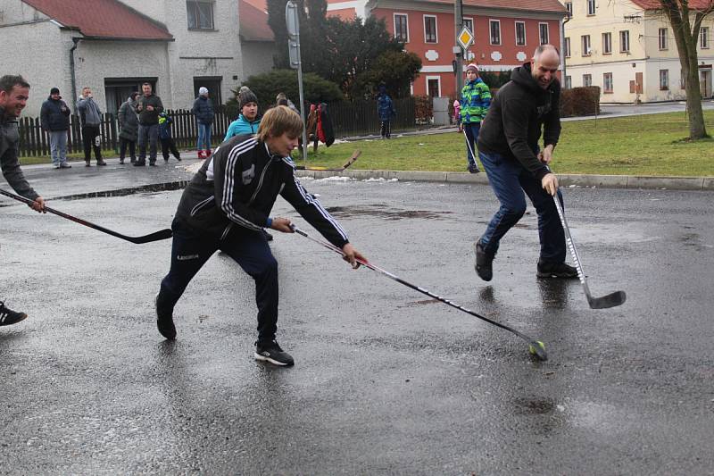 TRADICE. Oslavy příchodu nového roku se v Milíkově neobejdou bez srandamače v hokeji. 