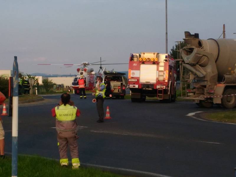 Nehodu nákladního automobilu, takzvaného autodomíchávače, a cyklisty řešili policisté a záchranáři v Dolních Dvorech u Chebu. Na místě přistál i vrtulník letecké záchranné služby. 