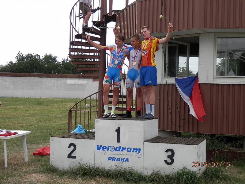 Kadet David Zadák (vpravo) vybojoval bronzovou medaili ve stíhačce jednotlivců na 2 km.