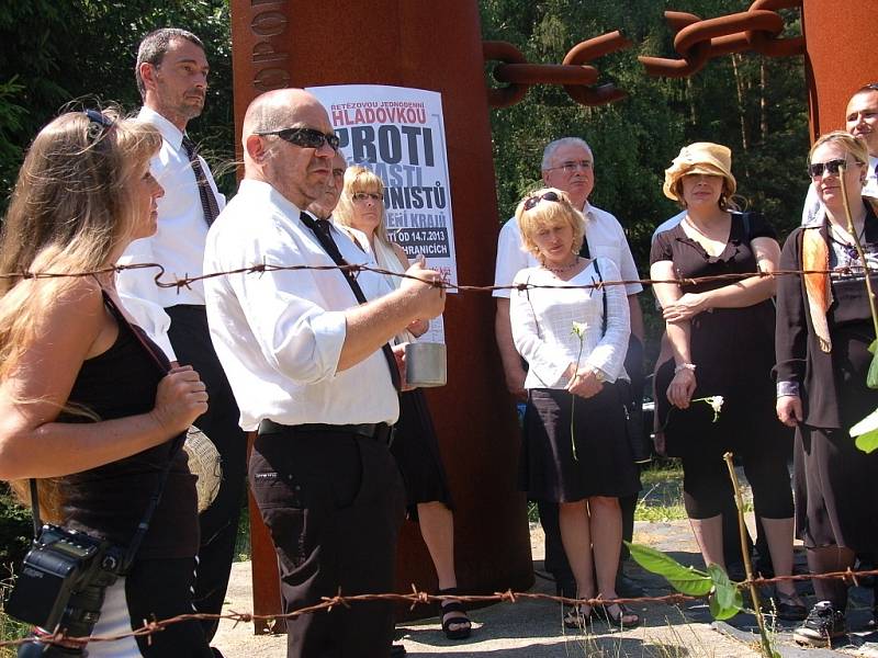  Protestní hladovku zahájili aktivisté u památníku obětem železné opony ve Svatém Kříži u Chebu. 