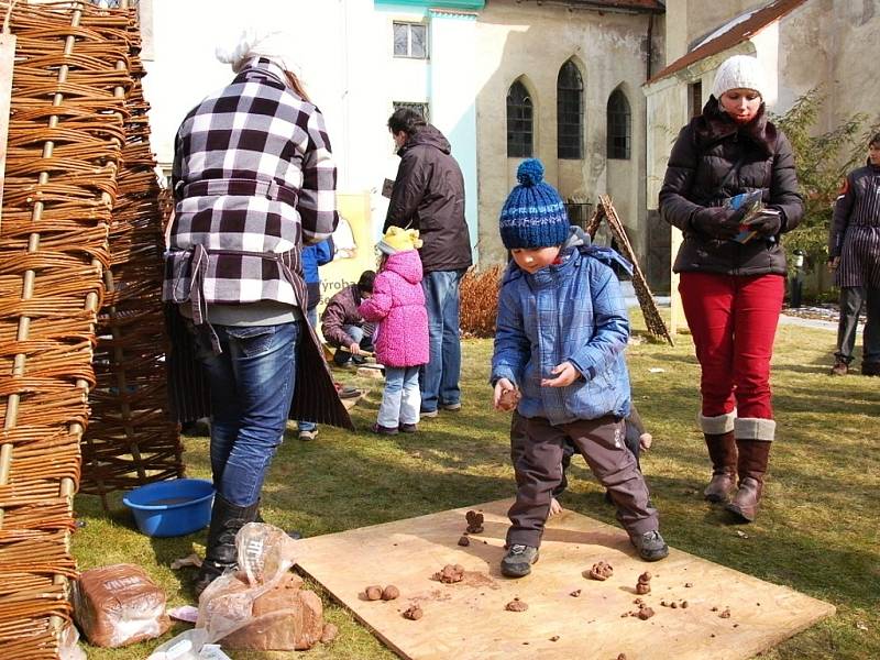 Velký dětský festival Vítání jara přilákal rodiny s dětmi do chebské Klášterní zahrady. 