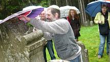 Sobotní odpoledne patřilo exkurzi po drmoulském židovském hřbitovu.