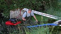 Hasiči na žádost policie odčerpávali vodu z rybníka ve Štítarech u Aše, který se nachází v těsné blízkosti neštěstí, aby umožnili pátrání po vražedné zbrani. 