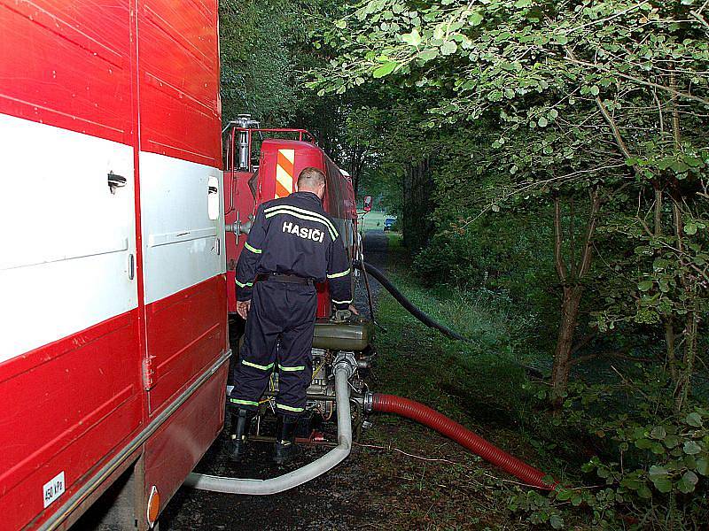 Hasiči na žádost policie odčerpávali vodu z rybníka ve Štítarech u Aše, který se nachází v těsné blízkosti neštěstí, aby umožnili pátrání po vražedné zbrani. 