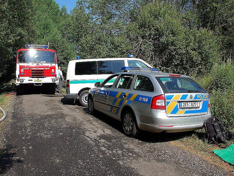 Hasiči na žádost policie odčerpávali vodu z rybníka ve Štítarech u Aše, který se nachází v těsné blízkosti neštěstí, aby umožnili pátrání po vražedné zbrani. 