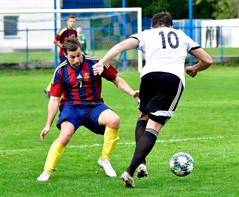 Jedenáct branek obdržel novorolský FK v rámci derby na půdě nejdeckého FK (v bílém), čímž si připsal na účet pátou podzimní porážku.