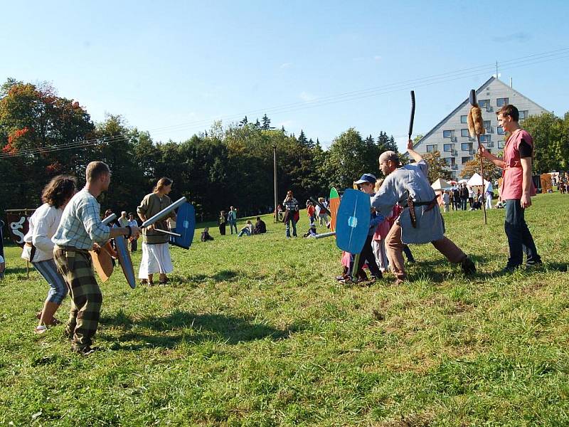 Ukázky prací řemeslníků, velkofilm Svatý Václav z roku 1929, vyhlídkový let vrtulníkem a mnoho dalšího si připravili organizátoři na čtvrtý ročník akce s názvem Svatováclavské setkání lidí dobré vůle.